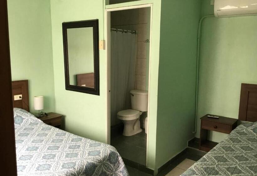 Трехместный Номер Базовый, Hostal Playa Brava