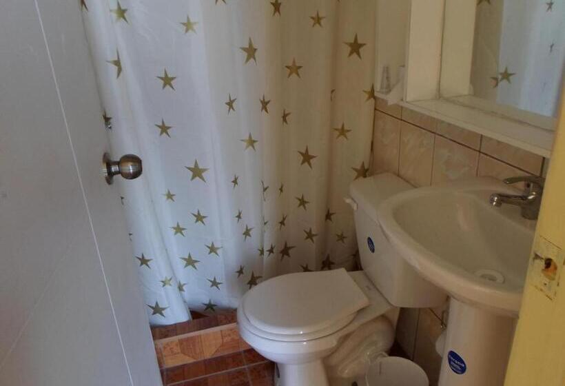 Четырехместный Номер Стандарт, Hostal Playa Brava