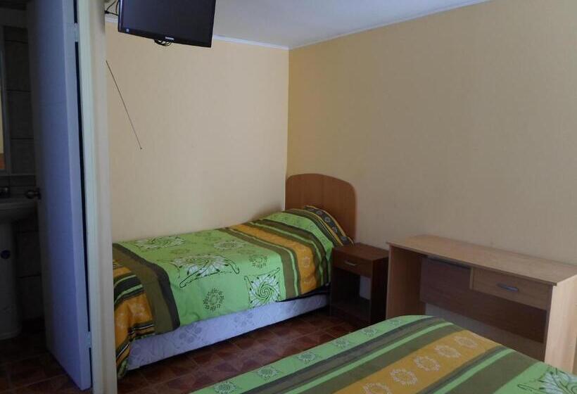 Четырехместный Номер Стандарт, Hostal Playa Brava