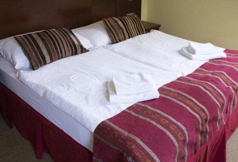 标准三人间, Atrium