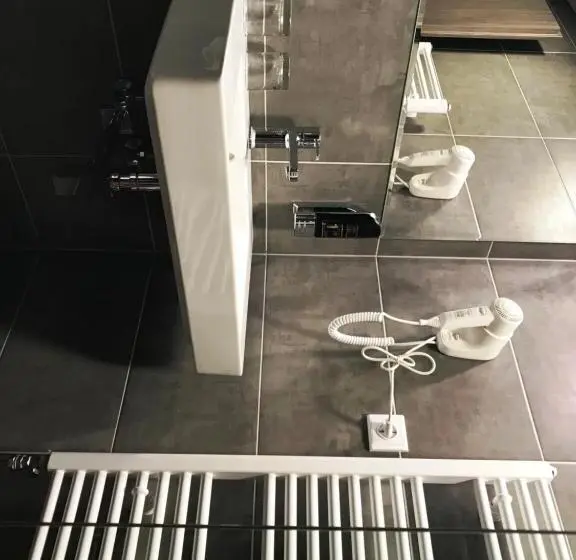 Camera Tripla Standard, Atrium