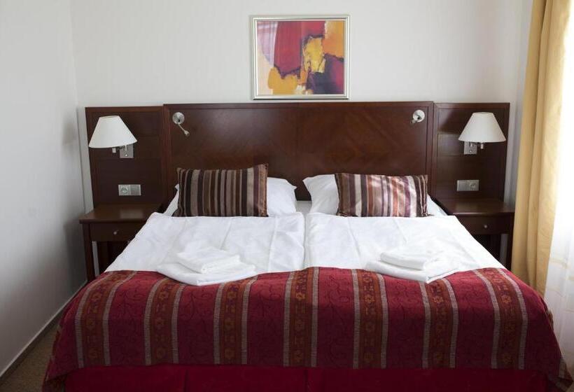 标准三人间, Atrium