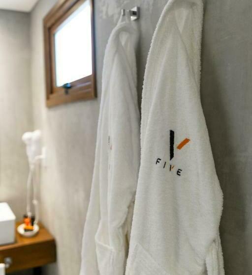 디럭스 스튜디오, Five Hotel & Residences