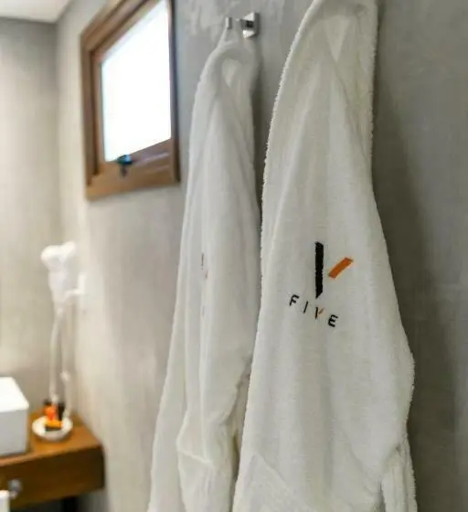 استودیوی لوکس, Five Hotel & Residences