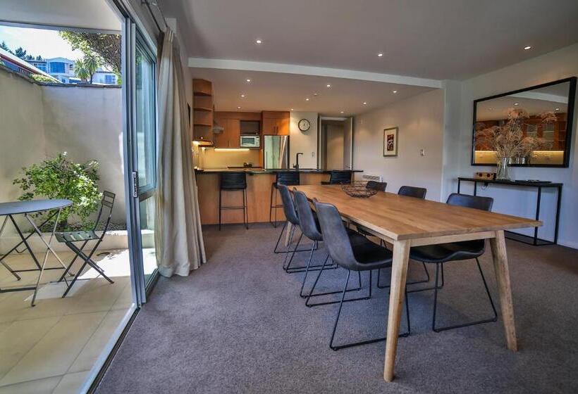 침실 3개 아파트, Lakeside Apartments