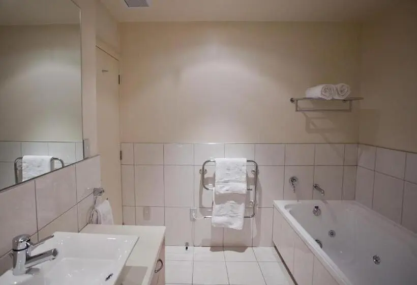 2 Bedroom Premium Apartment, Lakeside Apartments