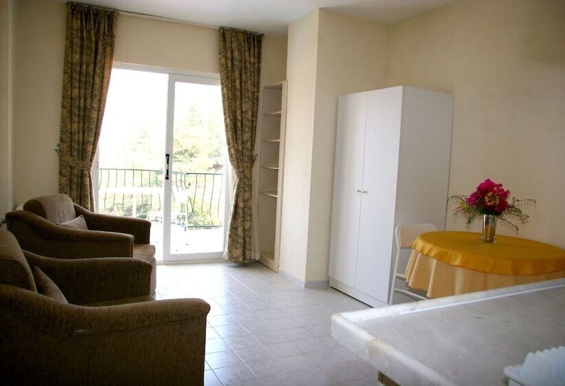 דירת חדר, Life Apart