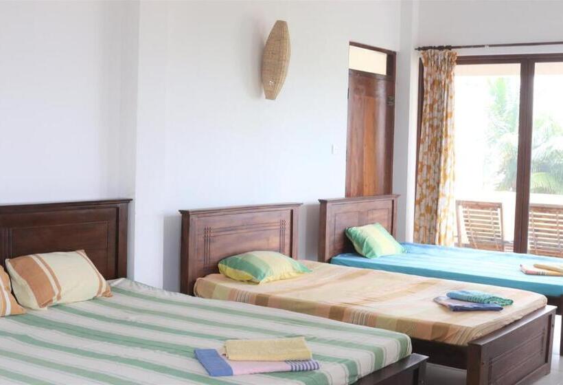 Четырехместный Номер Стандарт с Балконом, Long Beach Guest House