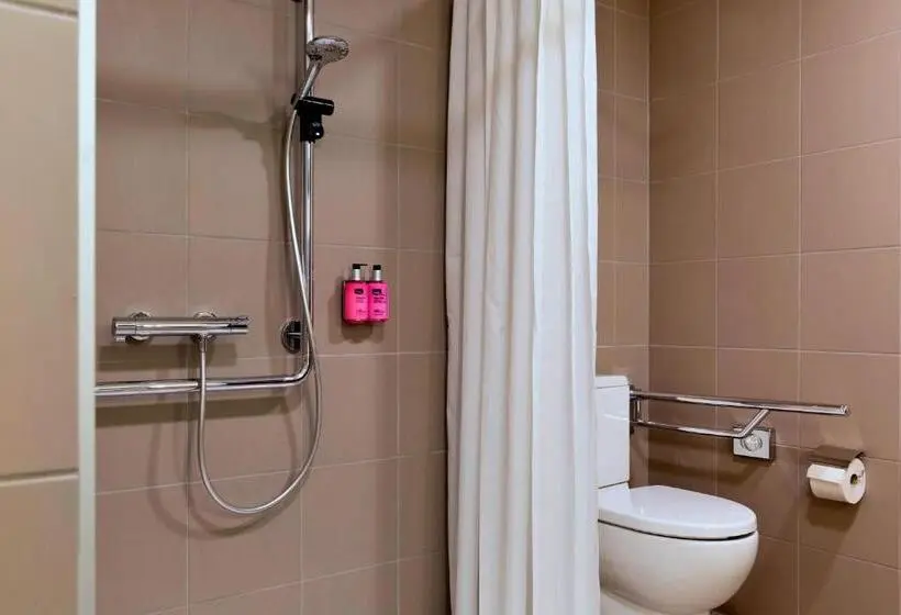 Perhehuone, Moxy Vienna Airport