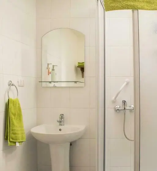 اتاق استاندارد یک تخته با سرویس بهداشتی مشترک, Pontoval B&b
