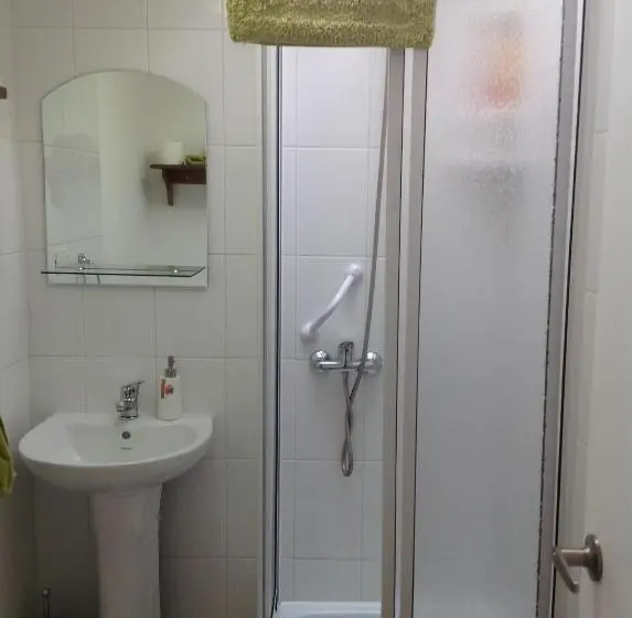 اتاق استاندارد با سرویس بهداشتی مشترک, Pontoval B&b