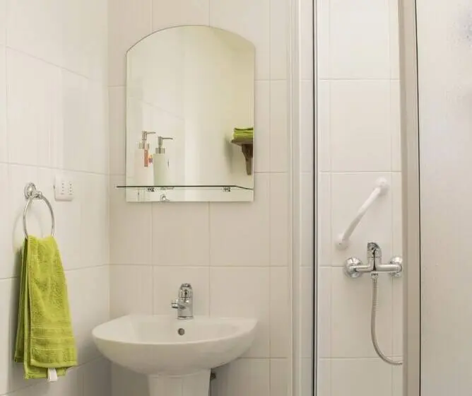 اتاق استاندارد یک تخته با سرویس بهداشتی مشترک, Pontoval B&b