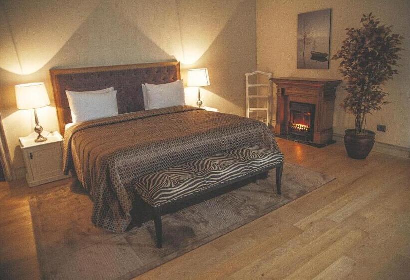 اتاق لوکس با چشم‌انداز باغ, Sakit Gol   Silent Lake