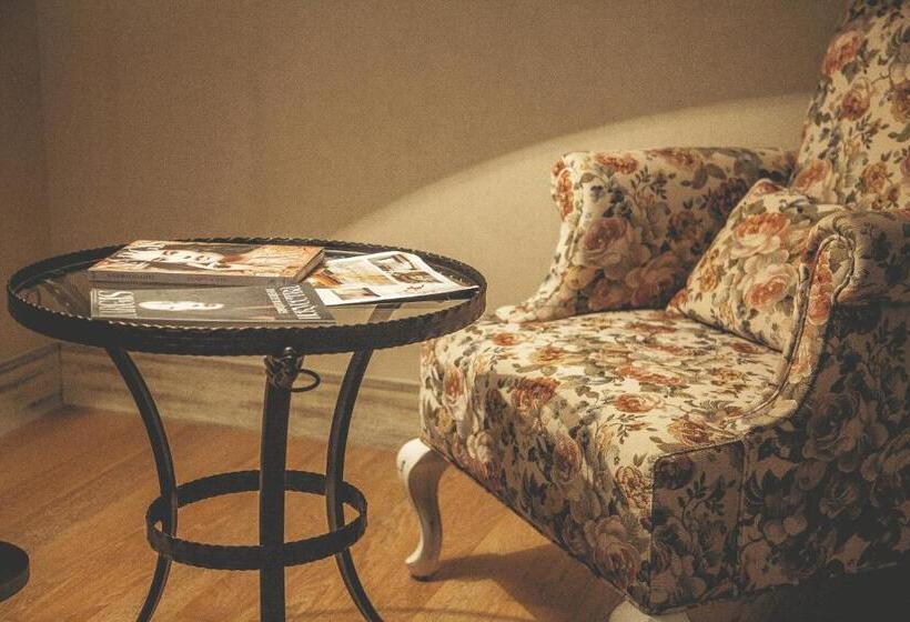 اتاق لوکس با چشم‌انداز باغ, Sakit Gol   Silent Lake