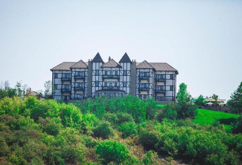 اتاق لوکس با چشم‌انداز باغ, Sakit Gol   Silent Lake