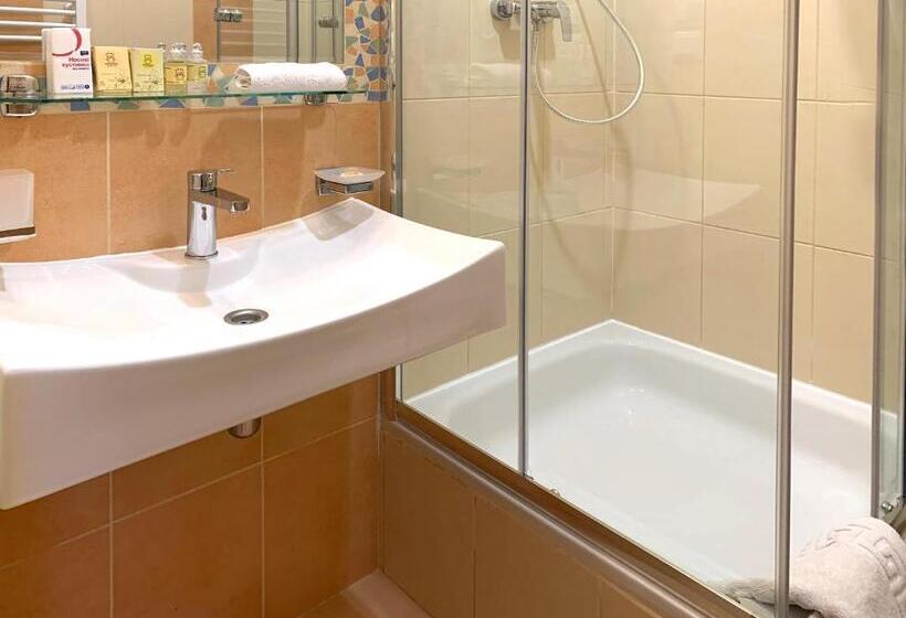 اتاق خانوادگی, Economy Room In Hotel Eney