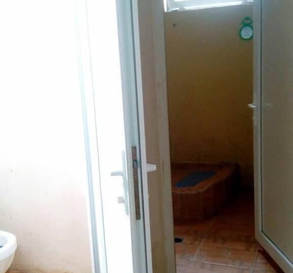 اتاق استاندارد سه تخته با سرویس بهداشتی مشترک, Manana