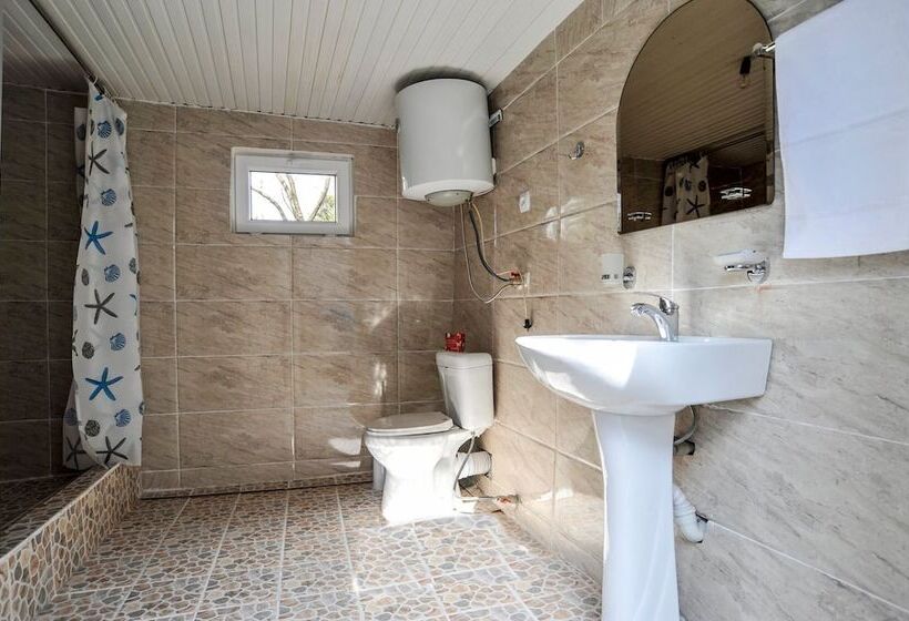 اتاق استاندارد سه تخته با سرویس بهداشتی مشترک, Manana