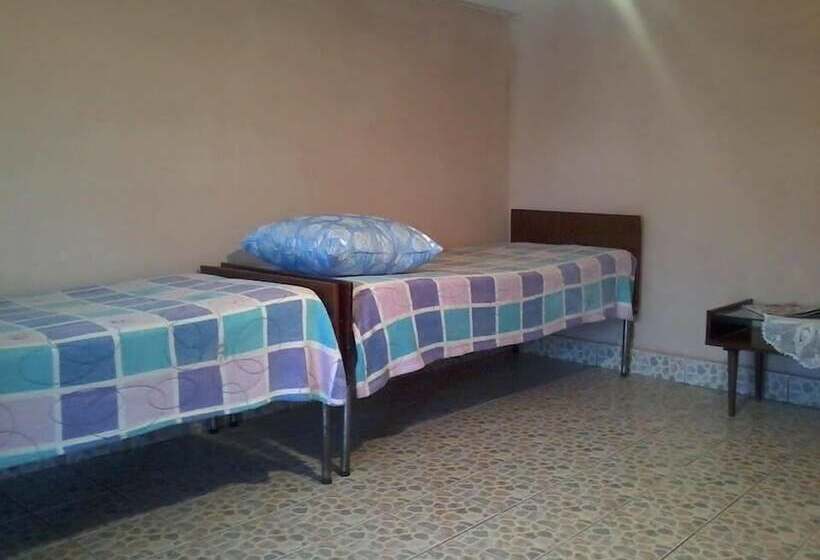 اتاق استاندارد سه تخته با سرویس بهداشتی مشترک, Manana