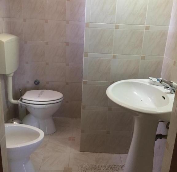 חדר דלוקס, Rudy Arenaile