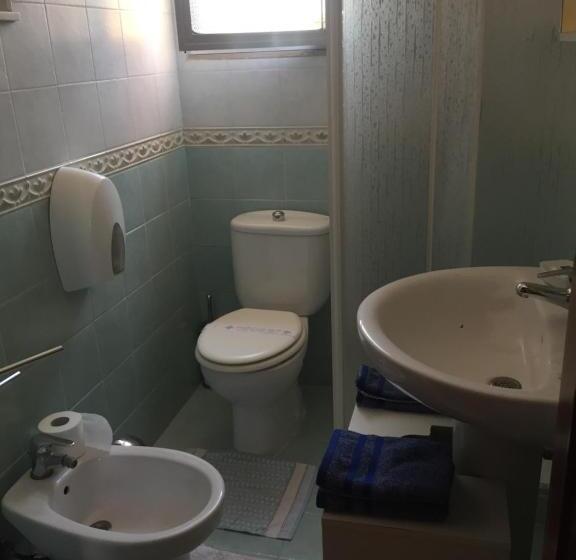 חדר בסיסי, Rudy Arenaile