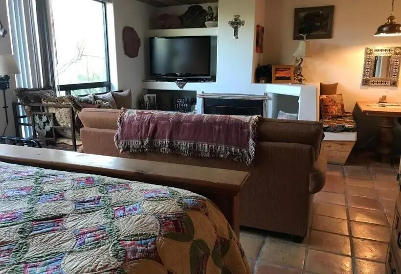 Deluxe Suite King Bed, Spur Cross Inn