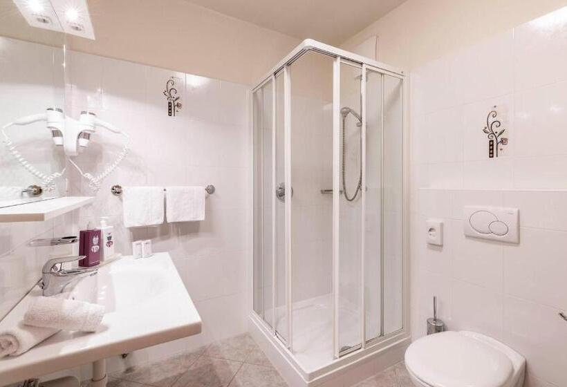 غرفة قياسية ثلاثية مزودة بشرفة, Familienhotel Viktoria