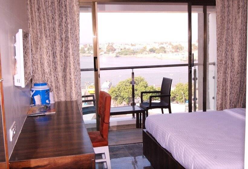 חדר אקזקיוטיב, Apaar