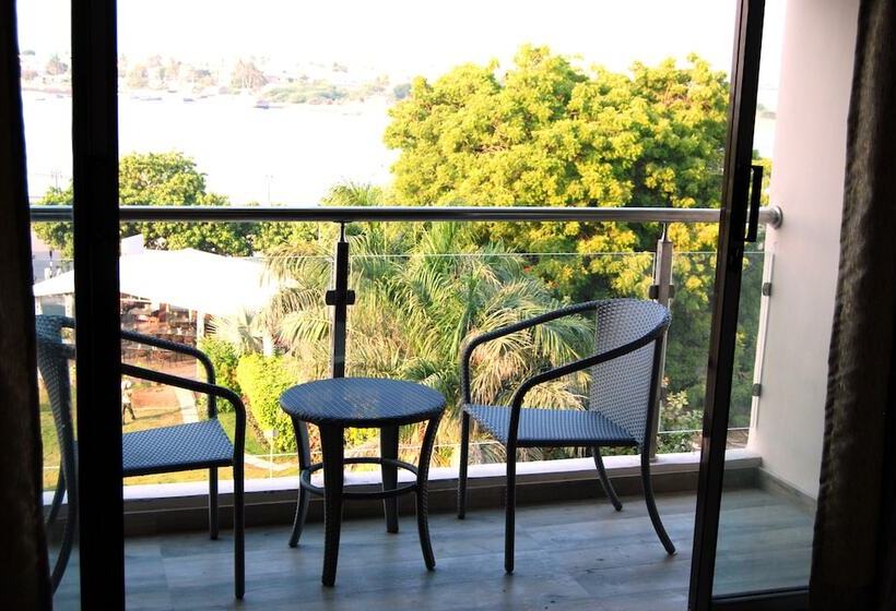 חדר אקזקיוטיב, Apaar