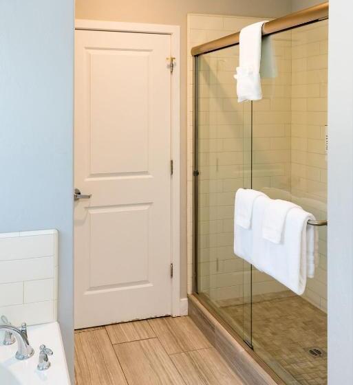 سوییت سوپریور, Black Bear Lodge