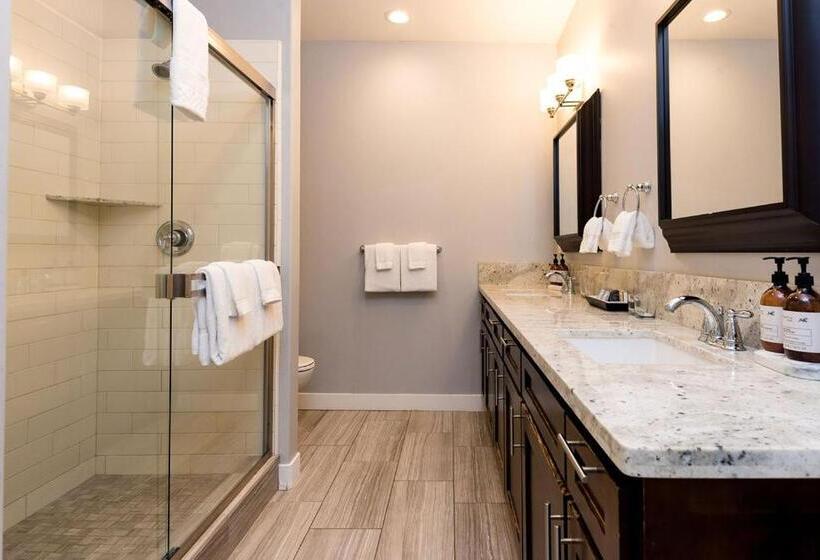 سوئیت با بالکن, Black Bear Lodge