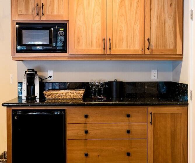 سوییت لوکس, Black Bear Lodge