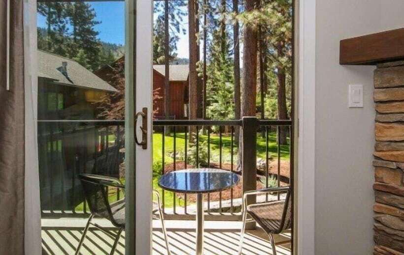 سوییت لوکس, Black Bear Lodge