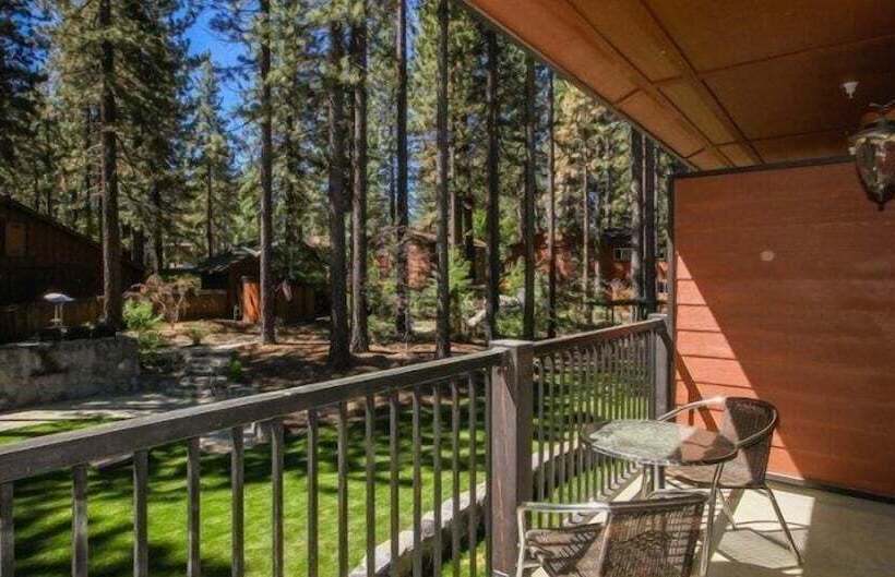 سوییت لوکس, Black Bear Lodge