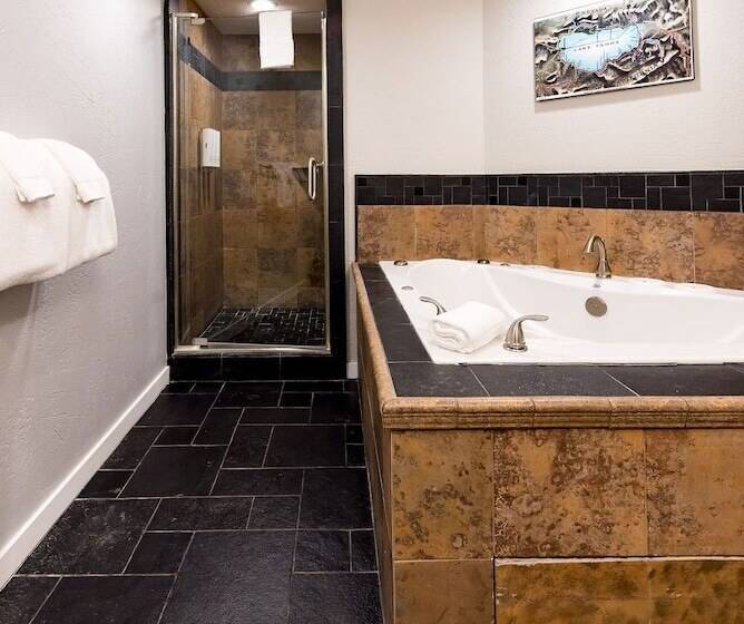 سوییت لوکس, Black Bear Lodge