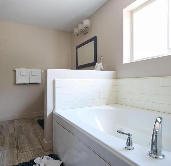 سوییت سوپریور, Black Bear Lodge