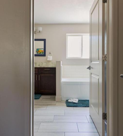 سوییت سوپریور, Black Bear Lodge