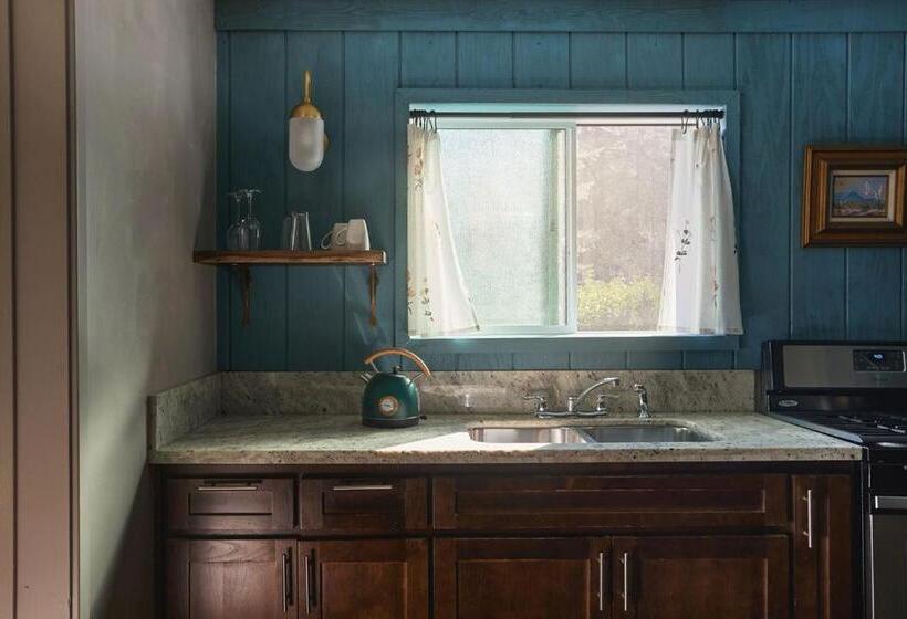 سوییت سوپریور, Black Bear Lodge