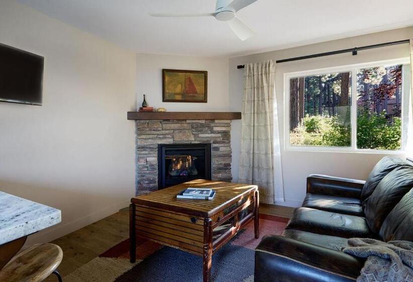 سوییت سوپریور, Black Bear Lodge