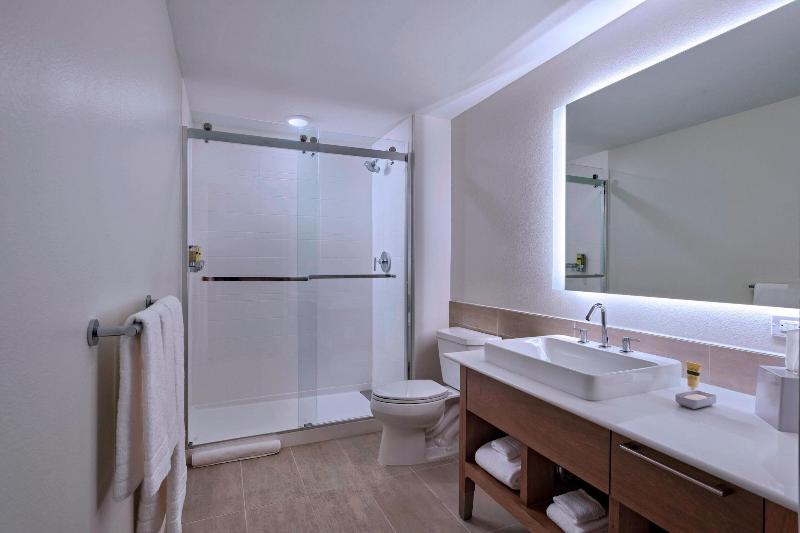 Люкс Кровать Кинг, Element Palmdale