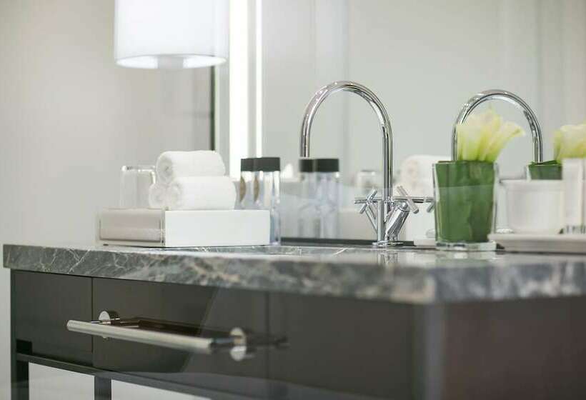 اتاق لوکس, Niccolo Chongqing