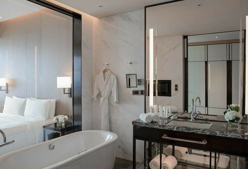 اتاق لوکس, Niccolo Chongqing