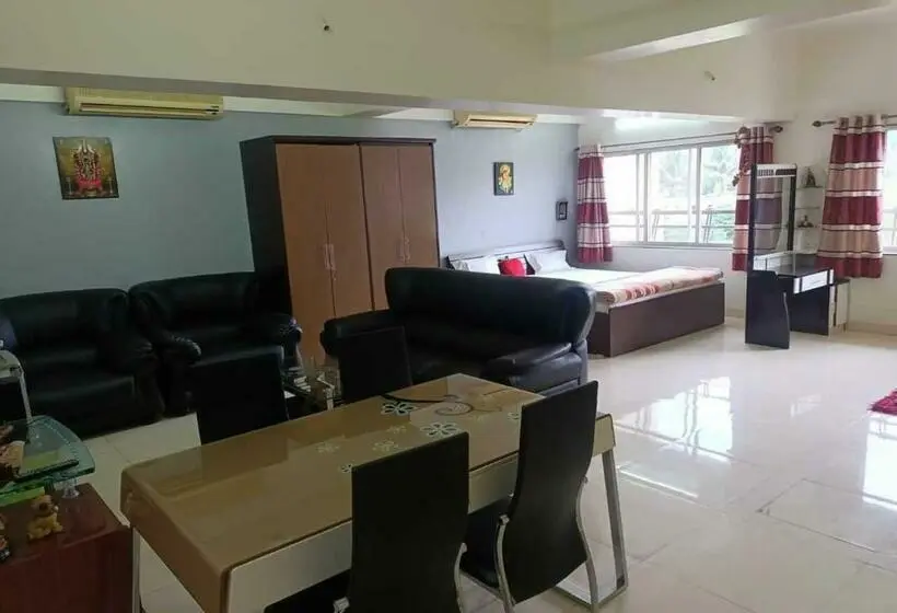 デラックススイート, Sarang Lodging And Boarding