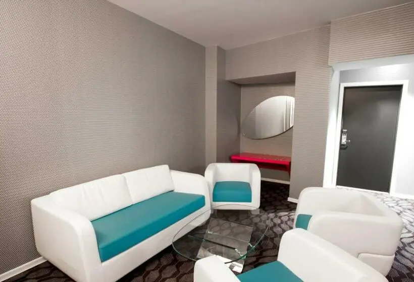 سوئیت جونیور با چشم‌انداز, Magic Hotel Xhibition
