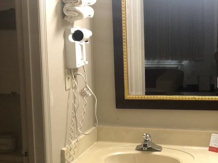 غرفه قياسيه سريرين مزدوجين, Econo Lodge