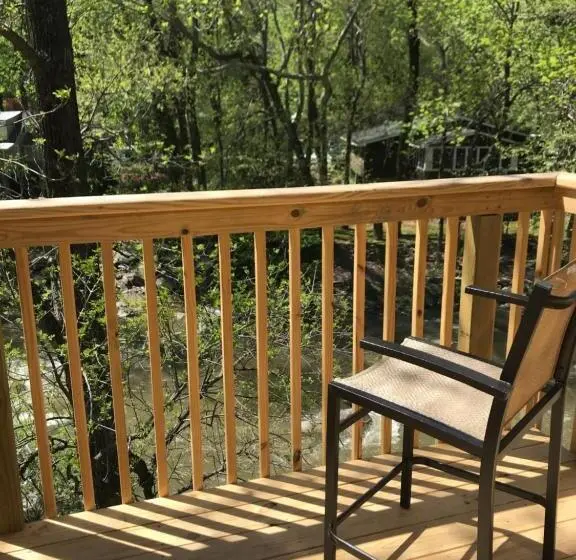 キングサイズベッドのデラックスルーム, The Riverside Lodge At Chimney Rock