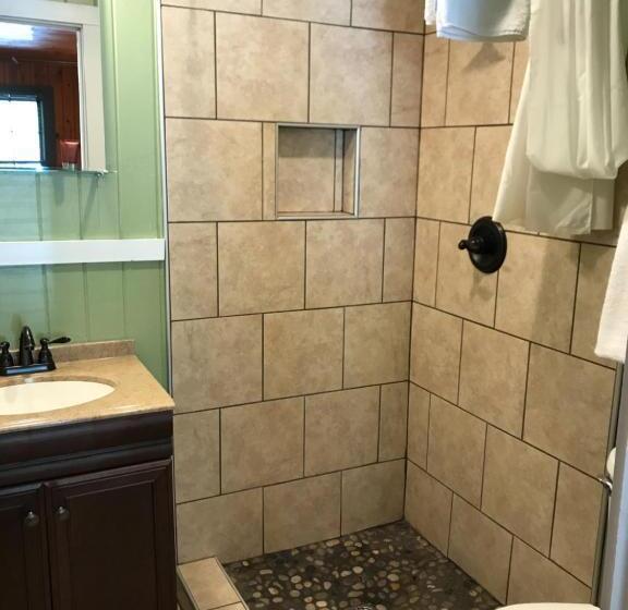 غرفة قياسية سرير كينج, The Riverside Lodge At Chimney Rock