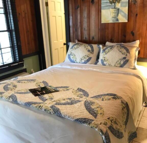 غرفة قياسية مزوَّدة بشُرفة, The Riverside Lodge At Chimney Rock