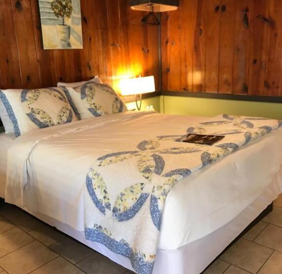 غرفة قياسية مزوَّدة بشُرفة, The Riverside Lodge At Chimney Rock