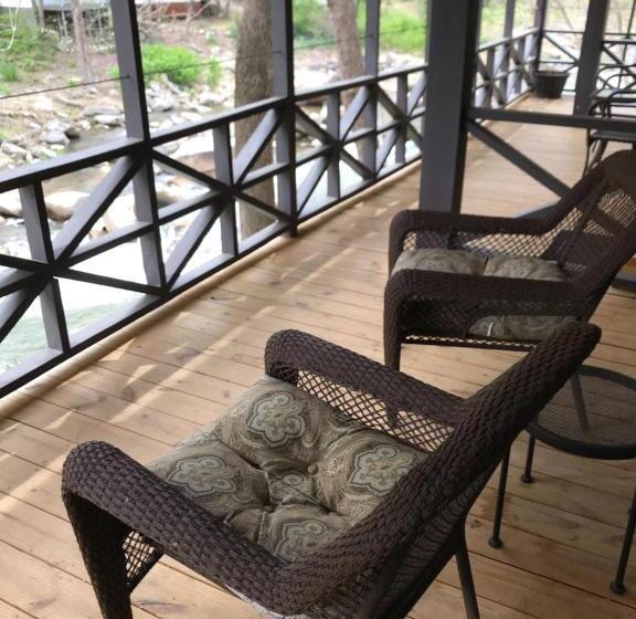 غرفة قياسية مزوَّدة بشُرفة, The Riverside Lodge At Chimney Rock